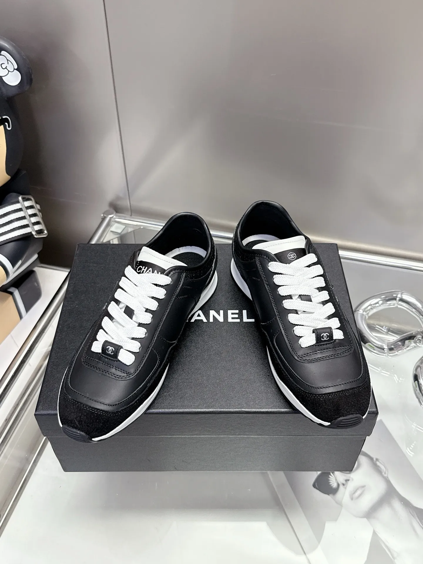 👟👟Ex-factory price 500👟👟 (size 35-40) Chanel 25p panda sneakers! It’s really out of the spotlight recently, and there’s a reason why it’s so popular! The upper is made of first-layer calfskin, with a sheepskin lining, which is breathable and comfortable. It has a full whitening effect and can easily show off your slender legs when paired with any style of clothes. Whoever wears it will look better~ The comfort level is simply amazing. Beauty and comfort coexist, and they are extremely versatile. Wearing it can easily walk ten or twenty thousand steps without any pressure, and it feels light and breathable. The classic black and white color scheme is really the best for spring and summer wear! No matter what kind of clothes you wear in daily life, you can never go wrong. You can mix and match them beautifully and look very delicate and stylish. People with wide feet don’t have to worry about making their feet look fat. Wearing it will make your feet look better. I really love this pair of shoes. Come and get a pair to make your steps more comfortable and fashionable!